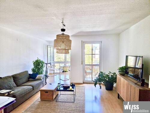 Wohnzimmer - Zentrale 2 Zimmer-Wohnung mit Loggia und Tiefgaragen-Stellplatz