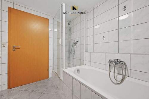 ...und Dusche mit Badewanne... - 