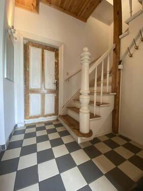 Treppe zum OG, Tür zur Whg 1 - 