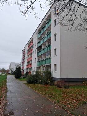 Zio 65-67 Aussenansicht.jpg - Nach Herrichtung Vermietung ab 15.07.2026 4-Raum mit Balkon und Badewanne