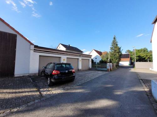 Garagen mit Umfeld - 