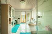 Badezimmer mit Balkon - 