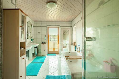 Badezimmer mit Balkon - 