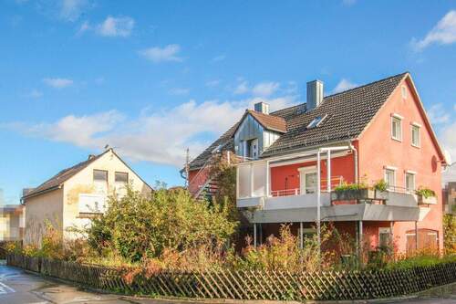 Aussenansicht mit Nebengebäude - 5 Zimmer Mehrfamilienhaus, Wohnhaus zum Kaufen in Margetshöchheim