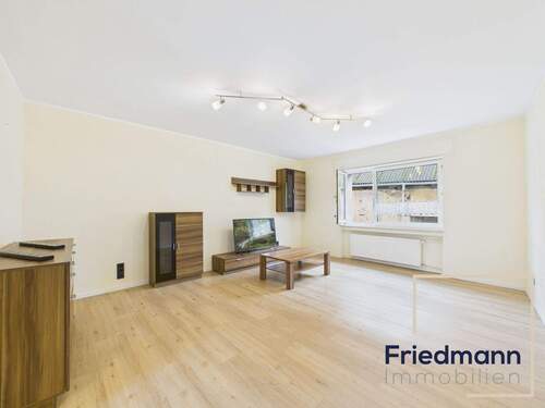 Wohnzimmer - 7 Zimmer Mehrfamilienhaus, Wohnhaus in Minheim