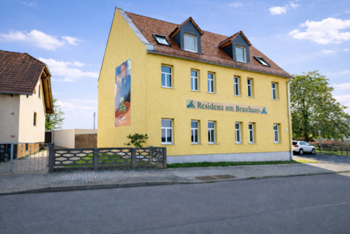 Hausansicht - 1 Zimmer Mehrfamilienhaus, Wohnhaus zum Kaufen in Schkopau