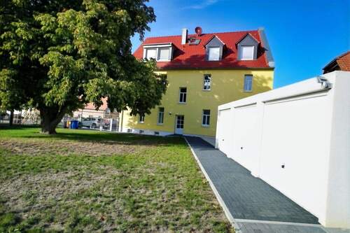 Hausansicht Rückseite - 1 Zimmer Mehrfamilienhaus, Wohnhaus in Schkopau