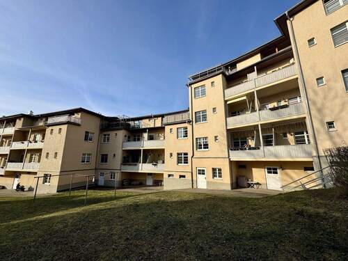 Hausansicht Rückseite - vermietete 3-Raumwohnung Hochparterre mit Balkon in Chemnitz Hilbersdorf kaufen