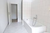 Musterbild Bad mit Wanne und Dusche - 4 Zimmer Etagenwohnung in Chemnitz