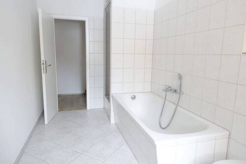 Musterbild Bad mit Wanne und Dusche - 4 Zimmer Etagenwohnung in Chemnitz