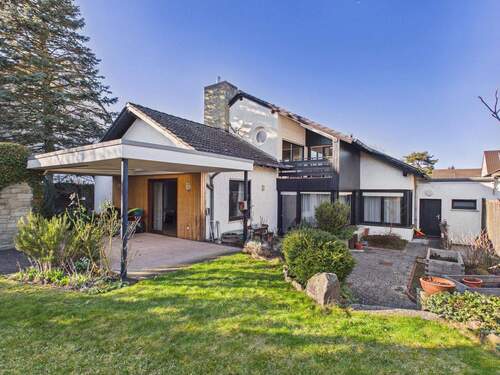 Gartenansicht - Großzügig wohnen in ruhiger Lage: Familienhaus mit Kamin, Garten und Photovoltaik