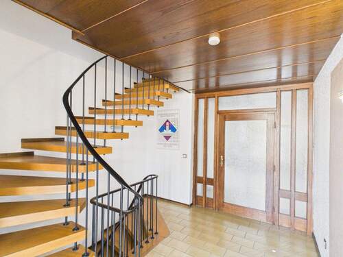 Treppenhaus und Flur - 6 Zimmer Einfamilienhaus zum Kaufen in Mainz