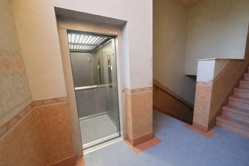 Aufzug im TH - Etagenwohnung mit 56,00 m&sup2; in Dresden zum Kaufen