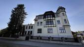 Blick auf das Wohnhaus mit Gewerbeanbau aus Richtung Kampfweg - Halle in Bärenstein (Erzgebirge) zum Kaufen
