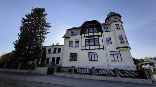 Blick auf das Wohnhaus mit Gewerbeanbau aus Richtung Kampfweg - Halle in Bärenstein (Erzgebirge) zum Kaufen