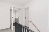 Treppenhaus mit verglastem Fahrstuhl. - 