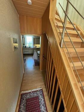 13 Flur zur Küche und Treppe zum DG - 