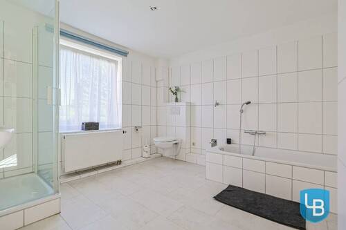 Badezimmer mit Badewanne... - 