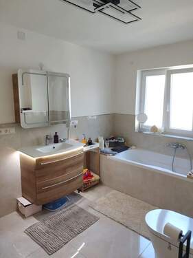 EG Bad - Badewanne & Tageslicht - Mehrfamilienhaus, Wohnhaus mit 218,40 m² in Steinmauern zum Kaufen