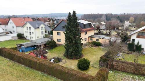 3-Familienhaus mit Wiesengrundstück - Mehrfamilienhaus, Wohnhaus mit 335,00 m&sup2; in Hasselroth zum Kaufen