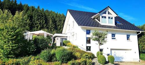 Front - Exklusives Einfamilienhaus in traumhafter Waldrandlage