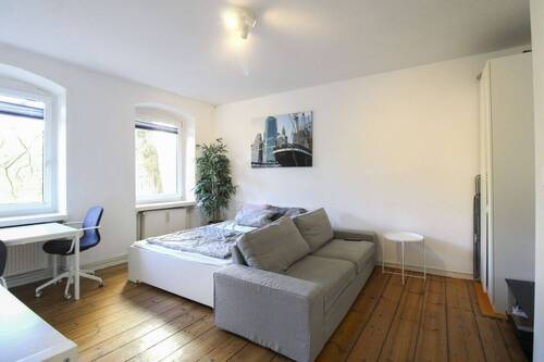 Wohn- und Schlafzimmer - 1 Zimmer Einfamilienhaus zum Kaufen in Berlin
