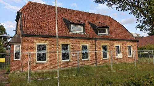 Vorderansicht mit Bauzaun - Grundstück in Geeste Osterbrock zum Kaufen