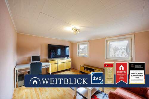 Wohnzimmer - WEITBLICK: Helle Dachgeschosswohnung mit Wohlfühl-Charakter!