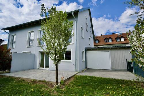 Hausansicht - Einziehen und wohlfühlen: Neuwertige Doppelhaushälfte mit Top-Energieklasse