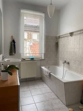 Bad mit Wanne - 