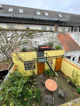 Blick in den Garten und auf die (Dach)-Terrasse - 