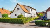 Außenansicht 2 - 'Ihr Traumhaus wartet: Zweifamilienhaus mit großem Garten und viel Gestaltungsspielraum'