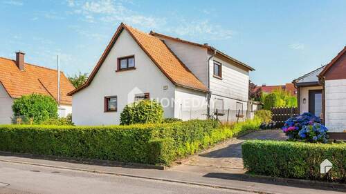 Außenansicht 2 - 'Ihr Traumhaus wartet: Zweifamilienhaus mit großem Garten und viel Gestaltungsspielraum'