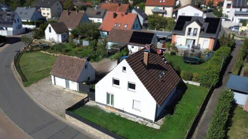 Zweifamilienhaus in Kist - Gepflegtes Zweifamilienhaus in sehr guter Lage von Kist mit Garten, Garage und Stellplätzen