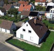 Gepflegtes Zweifamilienhaus in sehr guter Lage von Kist mit Garten, Garage und Stellplätzen