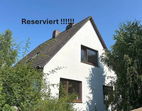 Hausansicht_reserviert.JPG - RESERVIERT !!!!!!! Sanierungsbedürftiges EFH in Ellerau. 115 m2 Wfl , 988 m2 Grundstück