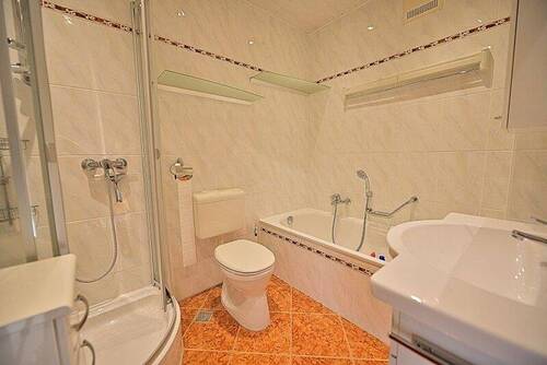 Bad mit Dusche, Wanne und WC - 