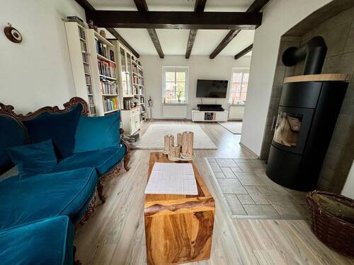 Wohnzimmer mit Kamin - 2 Zimmer Doppelhaushälfte in Borsfleth