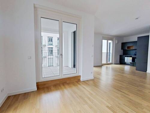 Ansicht I: Wohn- und Esszimmer mit offenem Küchenbereich - Penthouse-Feeling über den Dächern Berlins: 3-Zimmer-Neubau am Hackeschen Markt