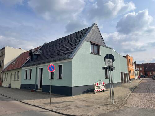 Straßenansicht - Charmantes Stadthaus mit Sonnenterrasse und Garagen