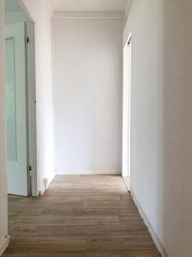 Blick in den Flur - 2 Zimmer Etagenwohnung zur Miete in Döbeln