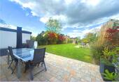 Terrasse mit Blick in den großzügigen Garten - 