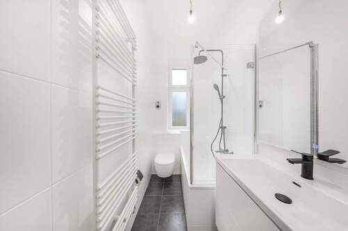 Tageslichtbad mit Badewanne - 