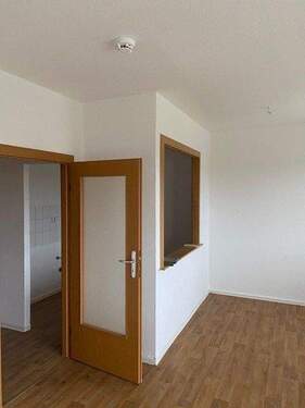 Wohnzimmer mit Blick auf die Durchreiche - 