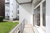 Balkon mit Blick in den Gartenbereich - 