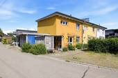 Das Haus von außen - Stilvolles Reiheneckhaus in Maulburg mit A+ Energieeffizienz, Garten & Carport