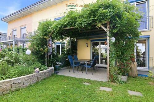 Terrasse von außen mit grünem Flair - 5 Zimmer Reihenendhaus zum Kaufen in Maulburg