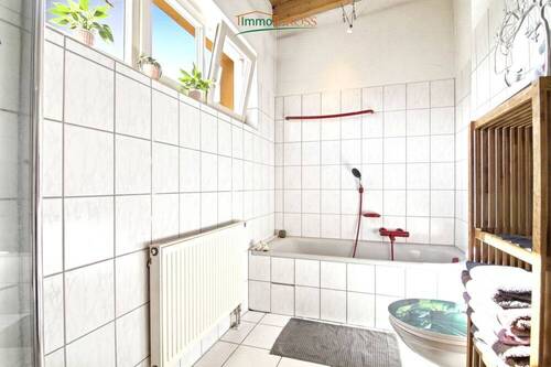 OG - Badezimmer mit Dusche und Badewanne - 