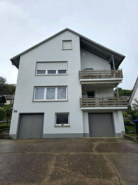 Außenansicht mit Balkon - 1 Zimmer Mehrfamilienhaus, Wohnhaus in Dittelbrunn