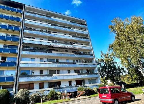Straßenansicht - Achtung ! Preiswerte Zwei-Zimmer-Wohnung mit Balkon